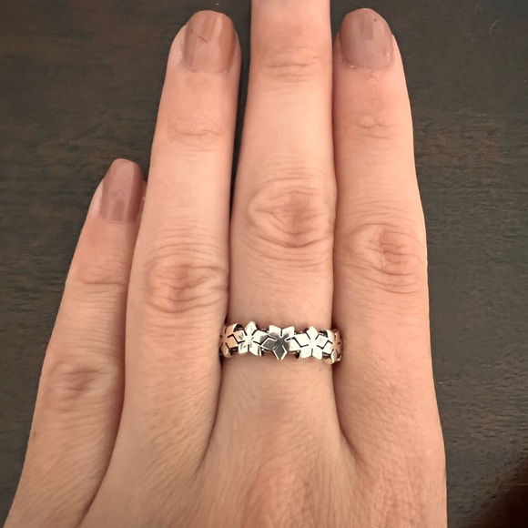 Size 6 linked snowflakes ring - Picture 1 of 8